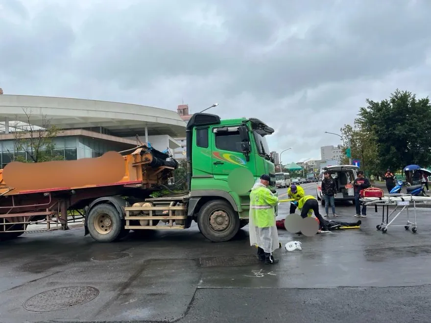 影/慟！桃園義交路口執勤「慘遭大車輾」　斷魂瞬間直擊