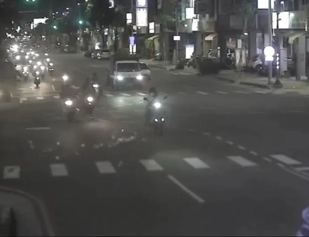 影/高雄翁騎機車皮夾掉「近7萬鈔票滿地飛」　民眾幫撿回