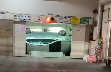 影/高雄停車塔出事！車輛墜落「90度側翻」卡梯口