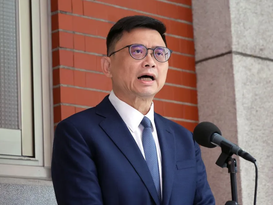 賴瑞隆曬「陳菊黑白照」沒事！女網友問「陳菊走了」被抓　網怒轟雙標