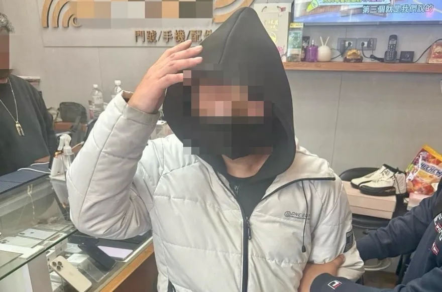 笨賊連2天穿同件外套行竊　秒遭警認出活逮送辦