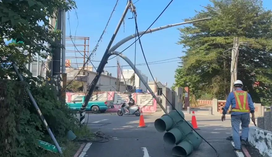 屏東爆車禍！紅綠燈被貨車撞毀對折
