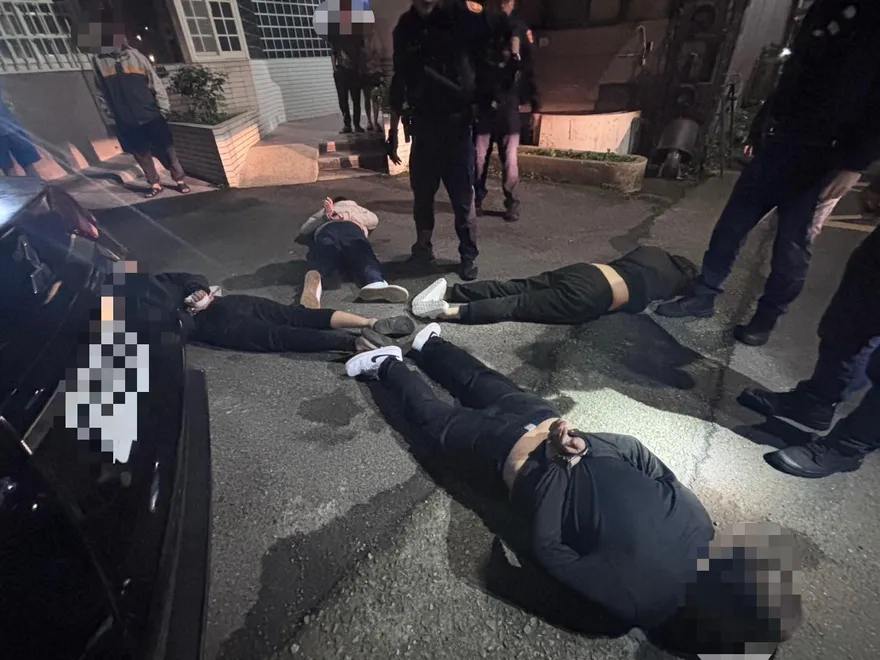 影/林口毒駕拒檢狂飆撞車　開進死巷4人全落網