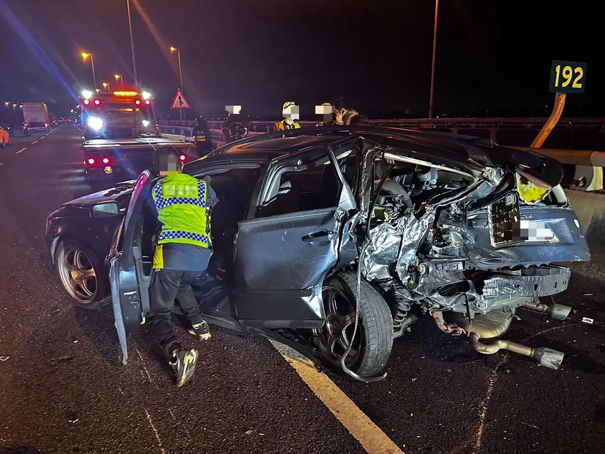 轎車打滑故障停國3中線車道　廂型車煞車不及追撞4人傷