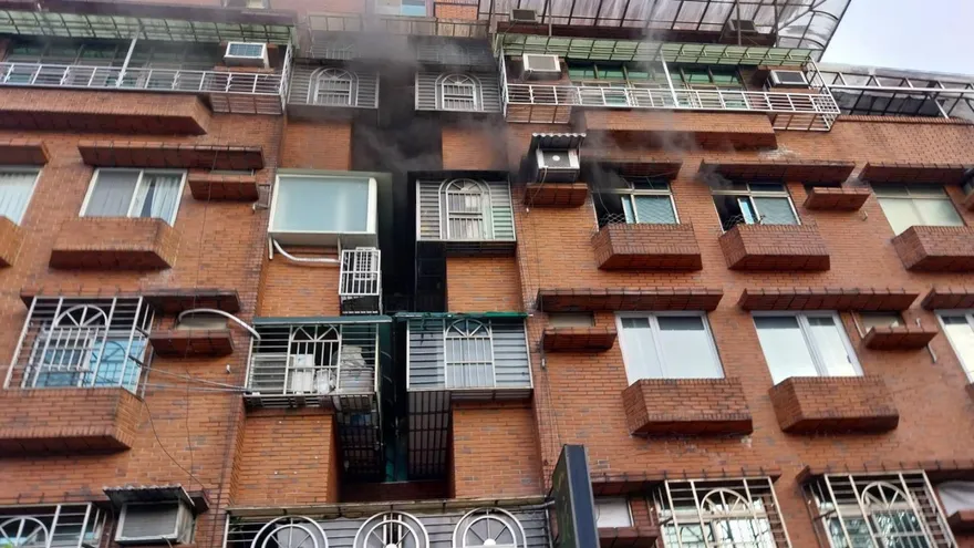 北市萬芳醫院旁大火！「公寓5樓」狂燃竄煙