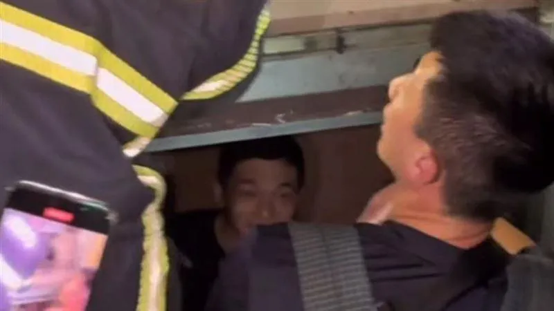 樂團主唱蔡維澤驚傳受困電梯！他無助求救喊：「好想尿尿」