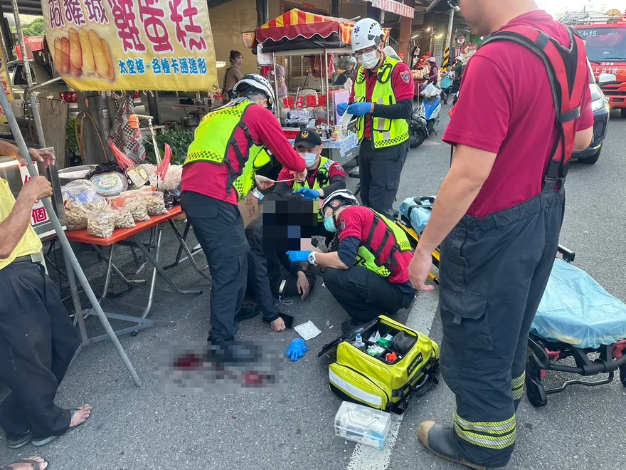 逛街遛緬甸蟒！牠突暴衝纏頸鎖喉　屏東男摔倒濺血送醫
