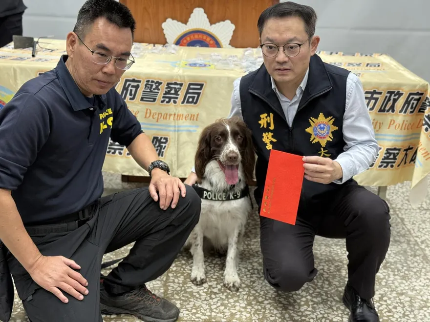 影/高雄毒販GPS埋包交易　緝毒犬可樂助挖出36萬毒品