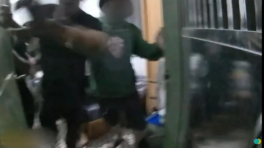 影/三峽煮飯燒焦冒煙！　警趁機破門逮8失聯移工