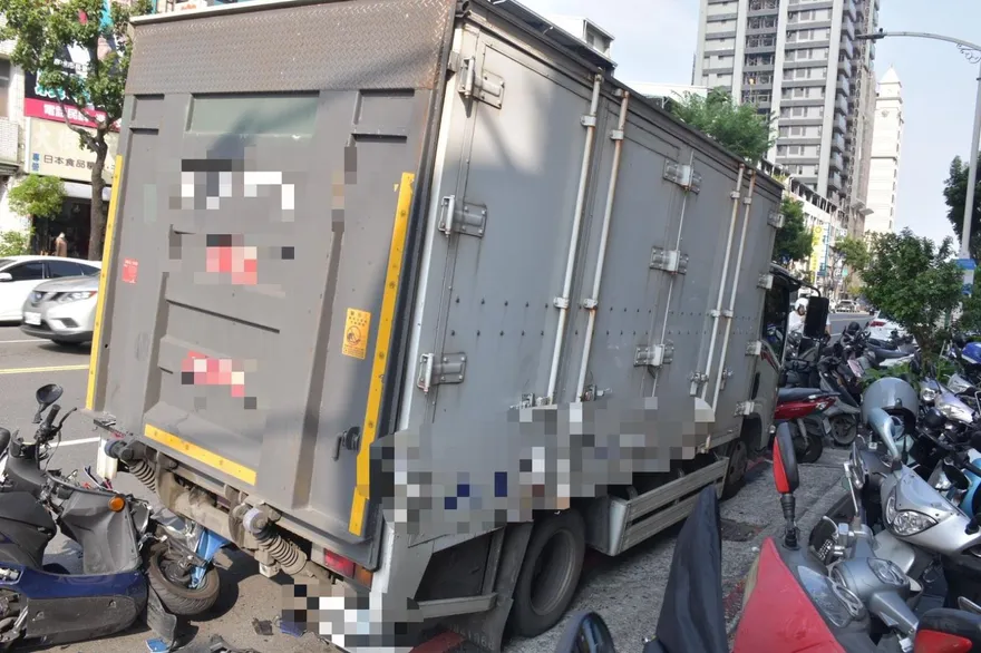 影/疑閃避違規車出事！高雄甲等巡佐騎車撞貨車喪命