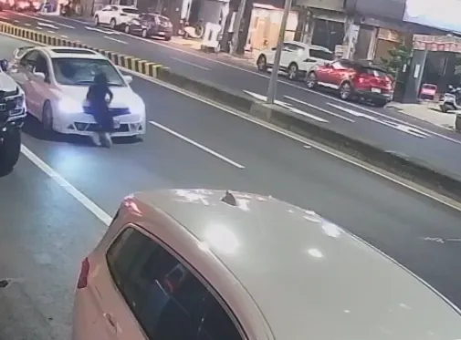 影/知名酒吧前長裙女衝馬路「2度離譜碰瓷」　身分曝光