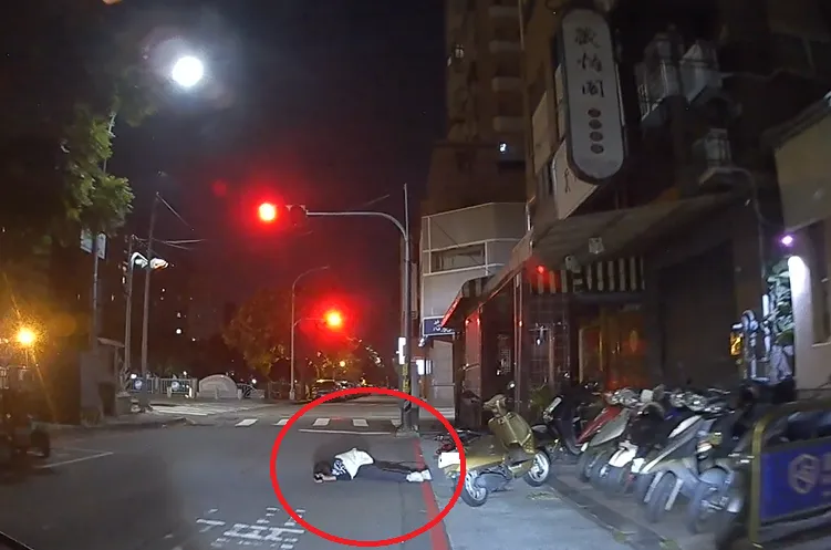 影/聚餐喝酒！台中泥醉男大字趴車道險遭輾　超驚險