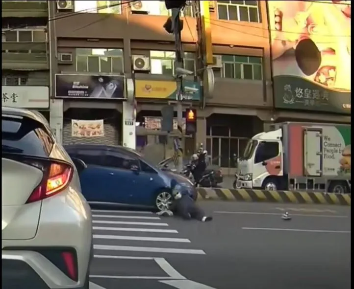 雙方都綠燈卻撞上！彰化71歲翁過斑馬線遭撞飛