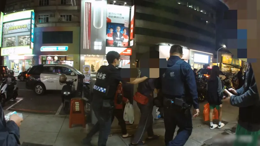 影/瑞豐夜市現假鈔黨！2女持千元假鈔3度上門行騙遭警逮