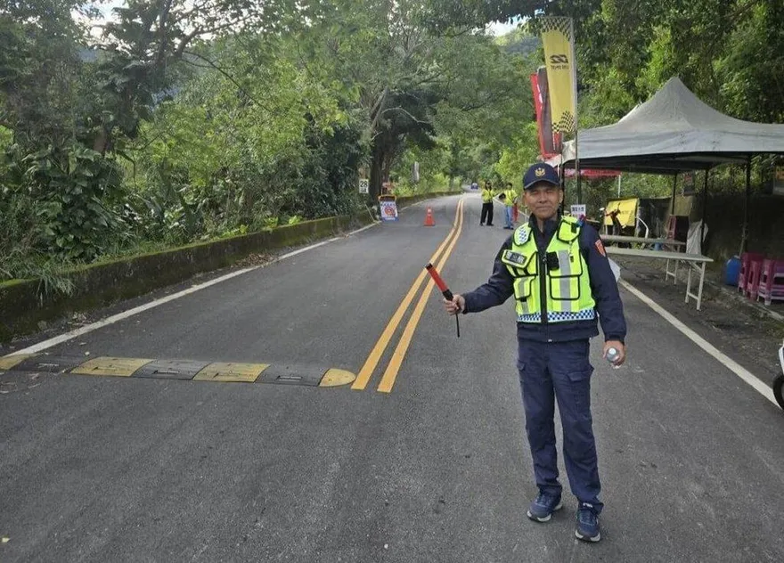 轉彎停等紅燈「必須持續打方向燈」　違者罰1200元以上