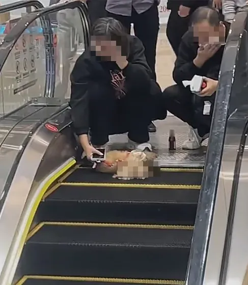 狗狗搭手扶梯遭夾死！中年男女飼主引爆網怒火：就你們害死的