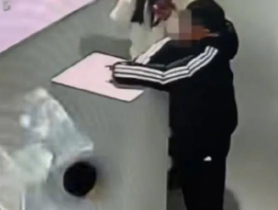 影/慘了！陸童趴玻璃櫃「哈氣擦拭」讓母拍照　弄倒百萬黃金鳳冠