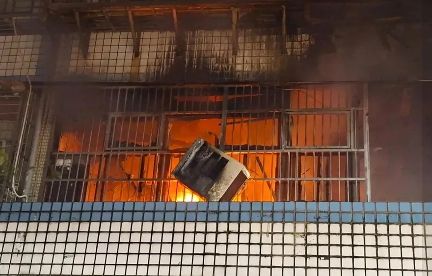 影/新莊民宅大火「少女葬身客廳」！肇因疑電線走火