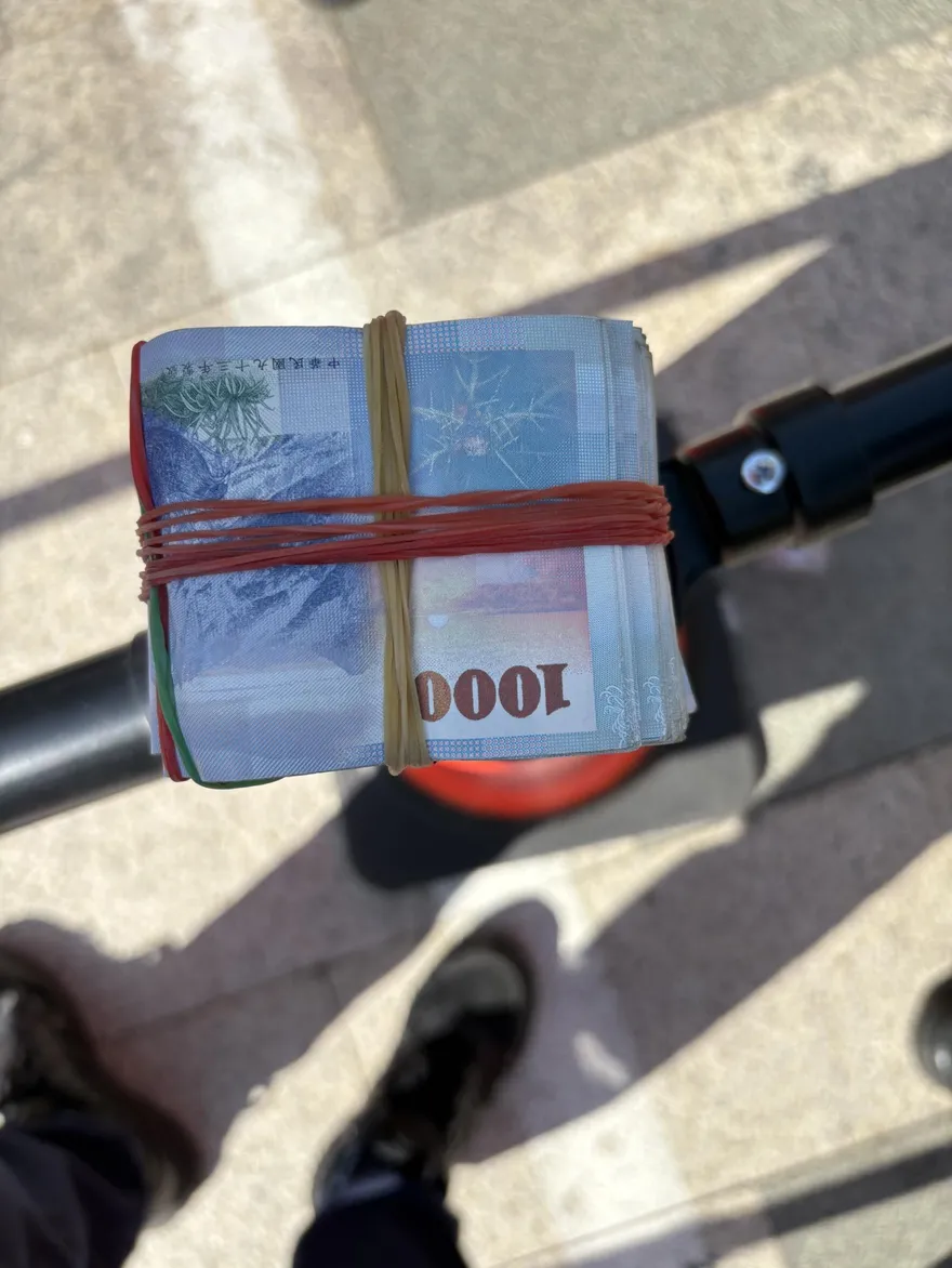 三角錐上放20萬！「台南撒錢哥」驚傳現身　他搖頭：不是我的