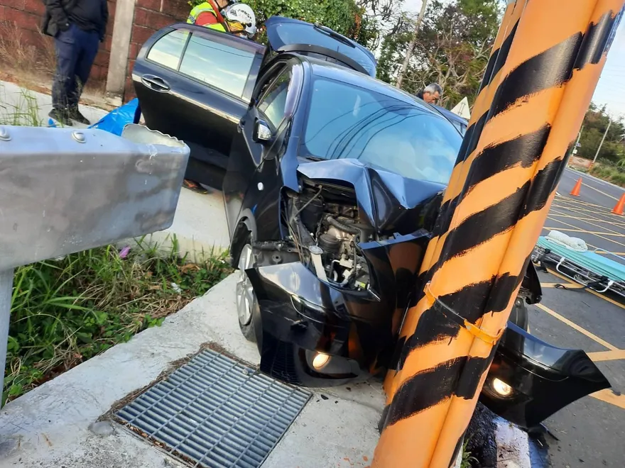 開心出遊變調！苗栗自撞電桿車頭變成「U字」　1家4口送醫