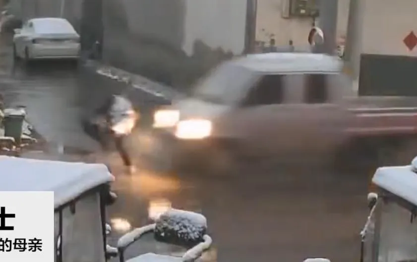 影/剛下校車！陸男童過馬路遭車「撞飛」　驚悚瞬間曝光