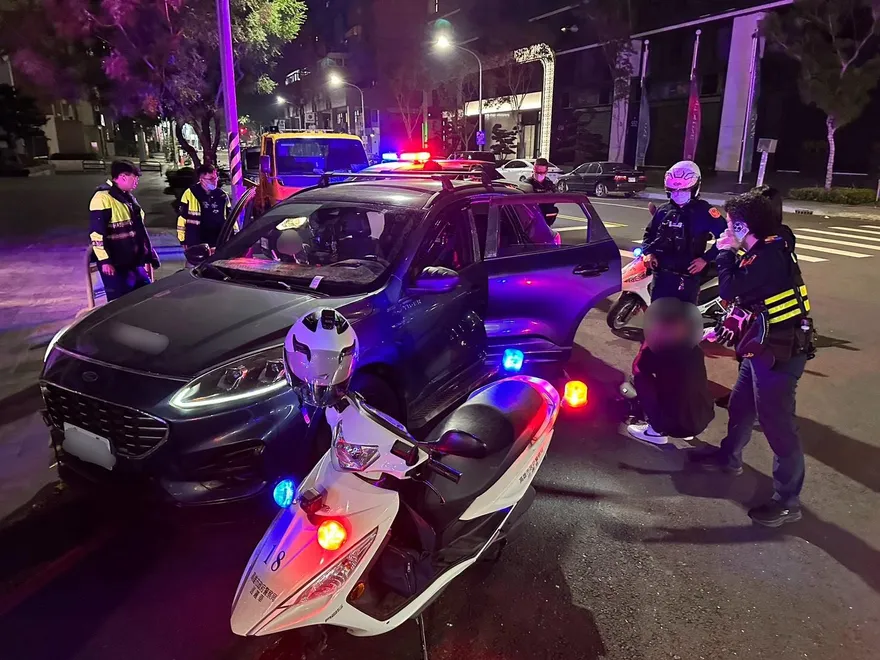 影/紅燈越線被攔查！左營「行動軍火庫」後座擺鋸刀鎮暴槍