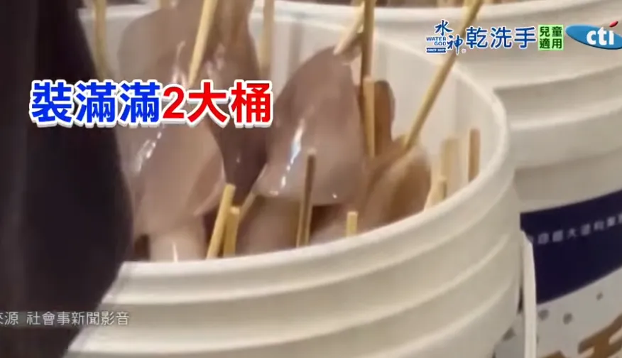 影/高雄攤商竟將魷魚串放油漆桶！　衛生局限期要求改善