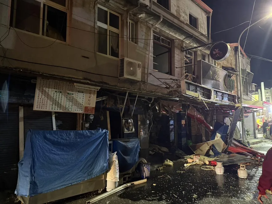 影/轟！台南民宅晚間突傳氣爆　屋主、路過行人2傷送醫