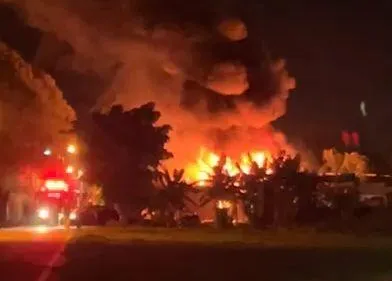 影/花蓮驚見鐵皮屋大火！恐怖焰海現濃煙竄空