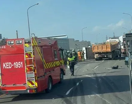 影/西濱蘆竹大追撞！小車慘遭砂石車「夾殺內線」搶救中