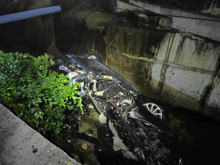 影/救不回！嘉義男開車撞護欄電線桿「噴飛重創慘死」