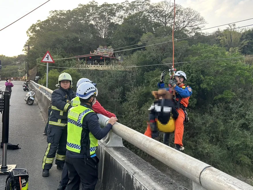 影/苗栗自小客車翻落老田寮橋下！　48歲女左手臂脫臼