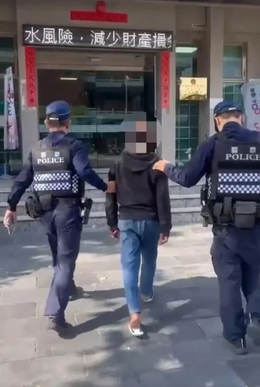 影/高雄醉男廟會襲警！脫球鞋狠砸所長