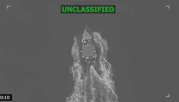 影/不甩質疑！美軍公布砲擊影像　再炸3艘疑似運毒船隻釀8死