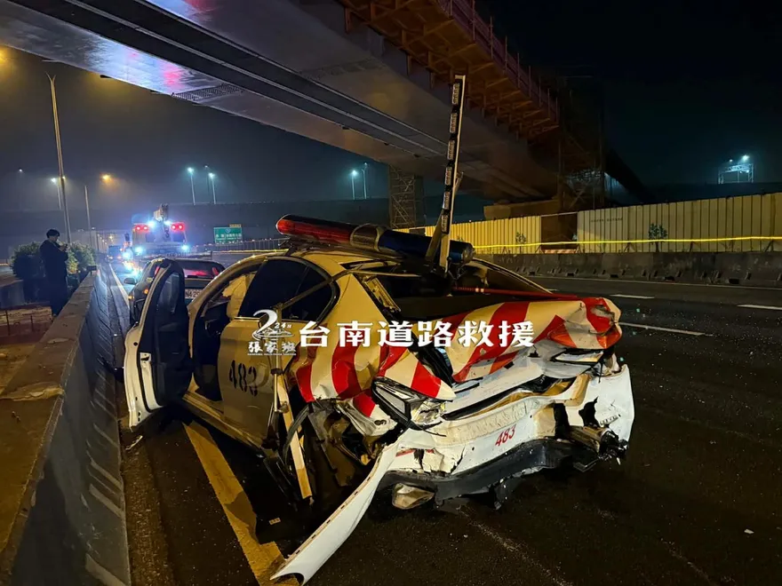 影/台南國道警方出事！處理事故到一半「巡邏車遭高速追撞」