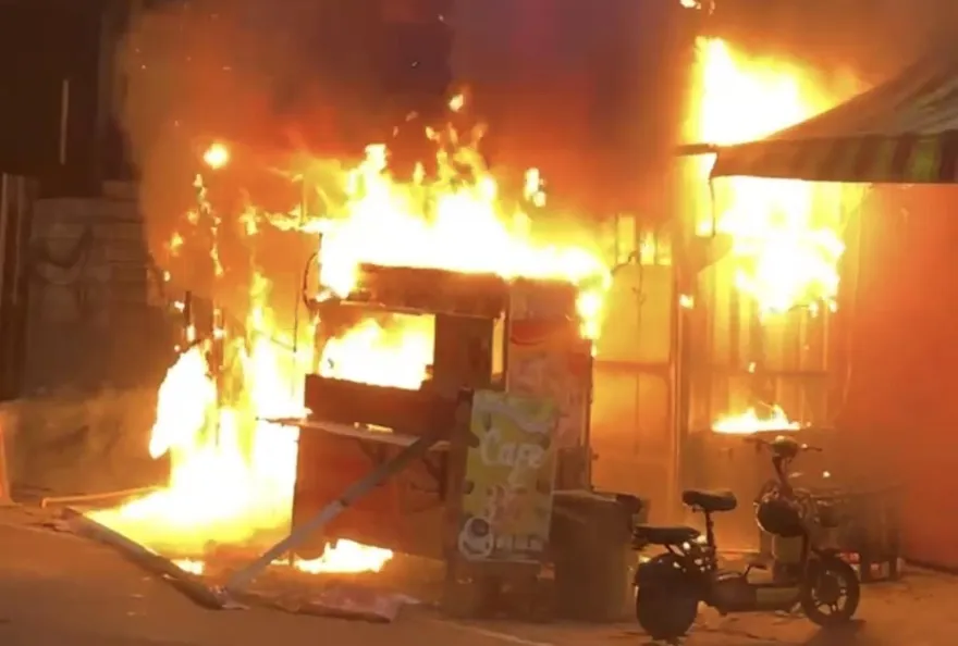 大寮民宅大火！「烈焰包圍」移工受困屋頂緊急送醫