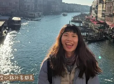 觀光客小戴！放下長髮「仙氣爆棚」　赴義朝聖比薩斜塔卻見一片黑