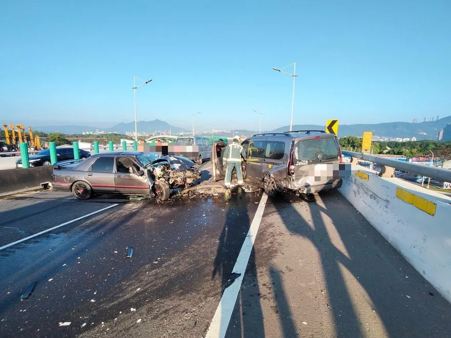 北市洲美快速道路慘烈車禍！「3車追撞」嚴重損毀