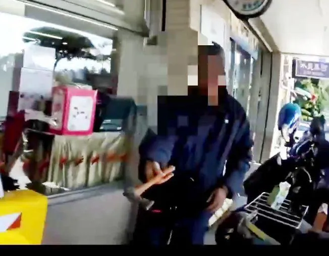 影/淡水鬧區驚見持斧頭男當街狂揮！旁人驚：跟鬼輸贏？