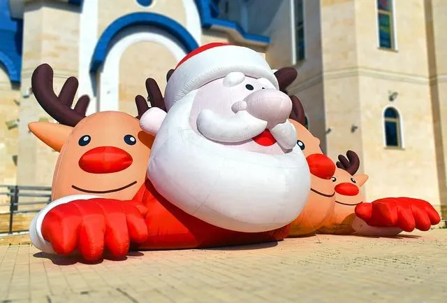 扯！美12m充氣聖誕老公公「半夜被A走」　業者崩潰：快還來