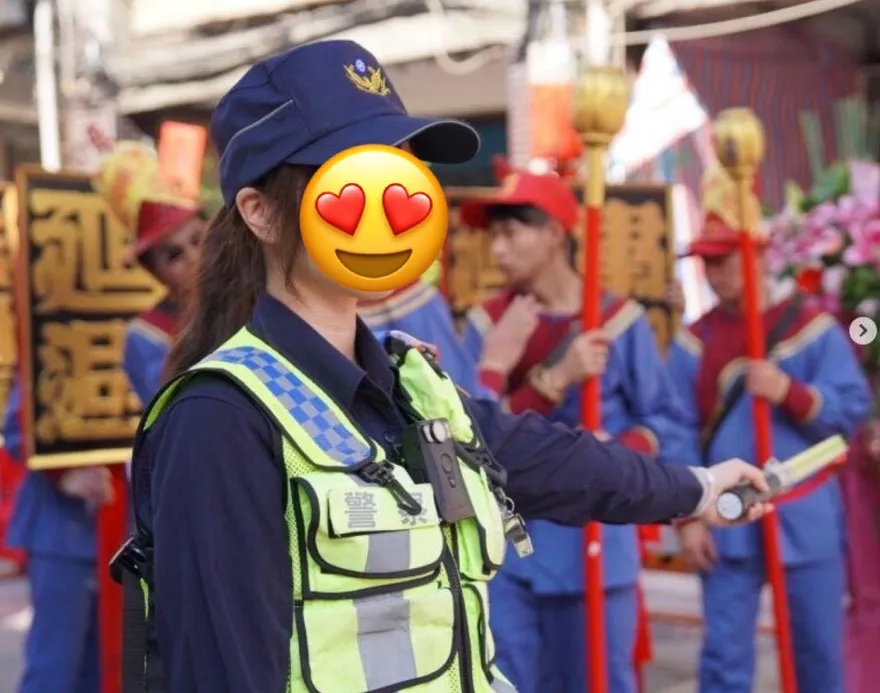 青山宮遶境電眼女警神顏曝光！網嗨：1張圖看了10分鐘