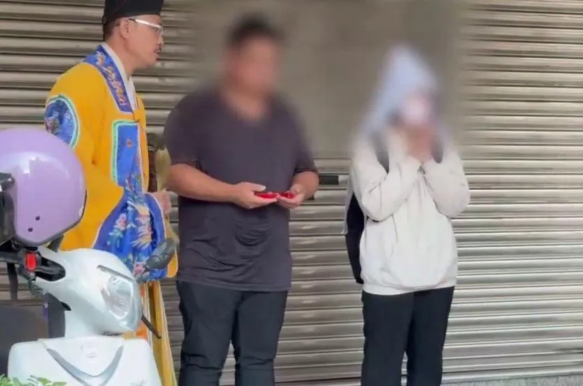 影/唉！慘死女清潔員招魂「連擲10次無允筊」家屬淚崩