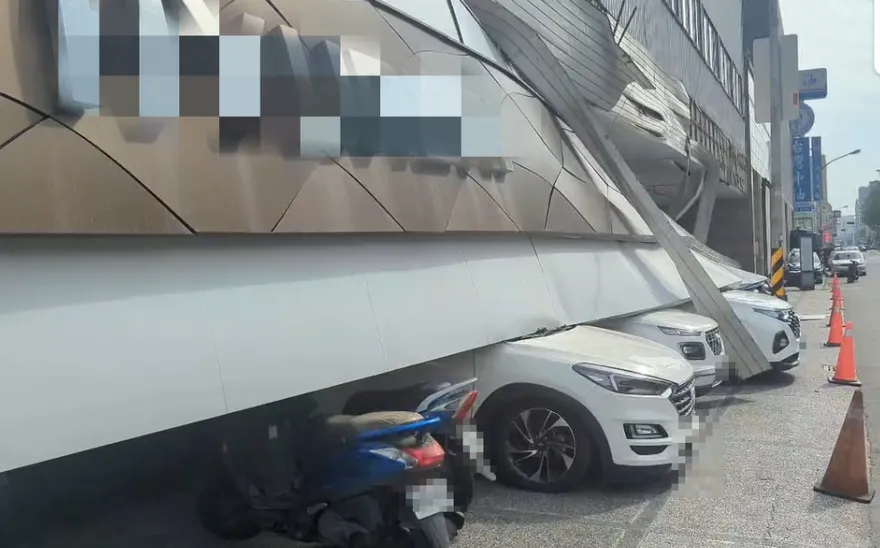 影/嚇人！高雄進口車商巨大招牌整片掉落　9汽機車被砸