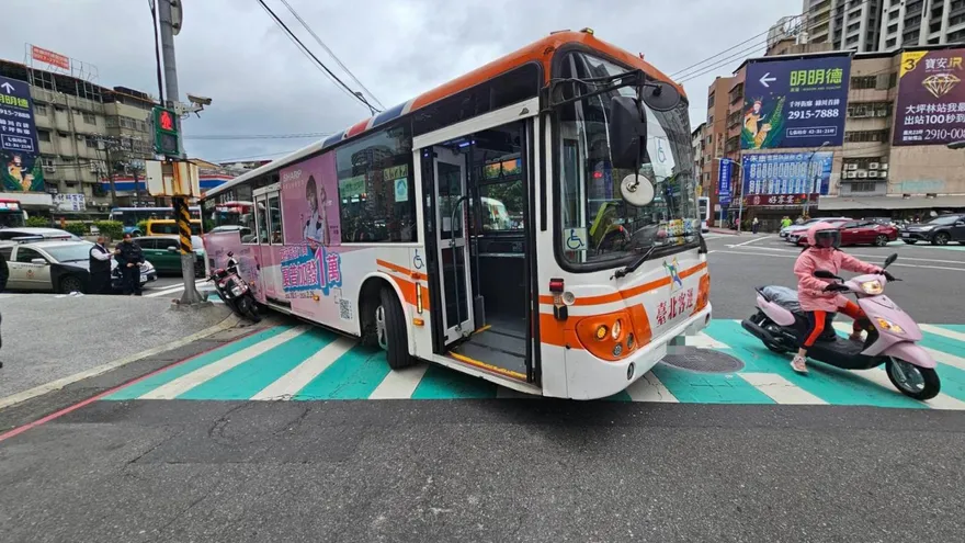影/新北新店公車擦撞機車　女騎士骨折送醫