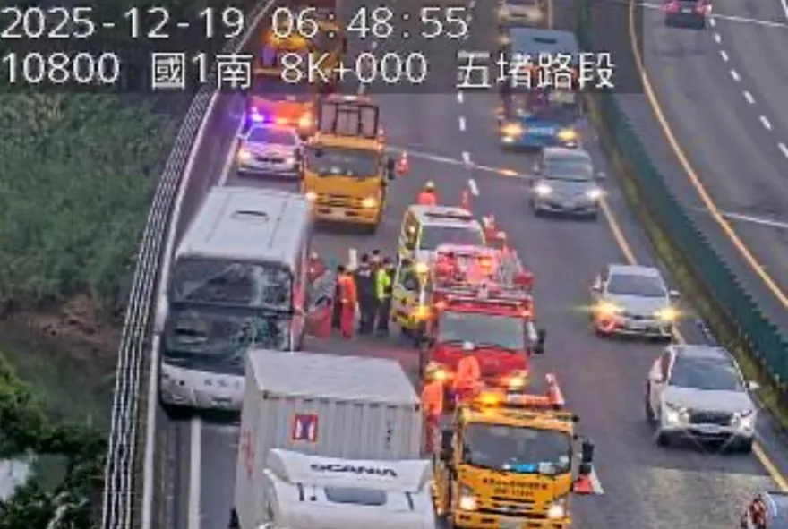 水桶釀禍！國1清晨連環車禍塞爆　警費時3hrs恢復通車