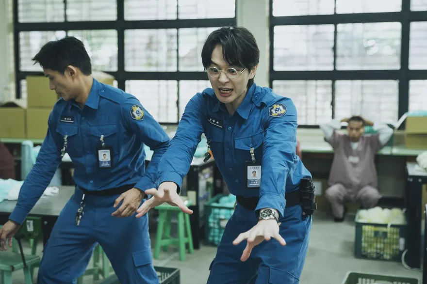 張軒睿拍暴動戲「辣椒水一噴全場失控」　邱以太嚇喊：碰到就刺痛