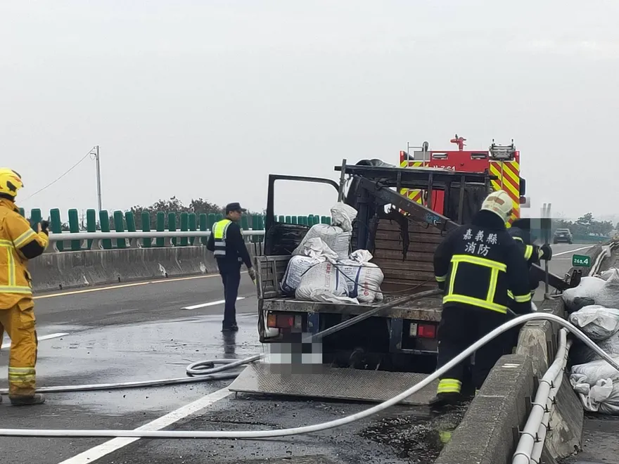 台61火燒車！駕駛下車看右輪…下秒就冒火光