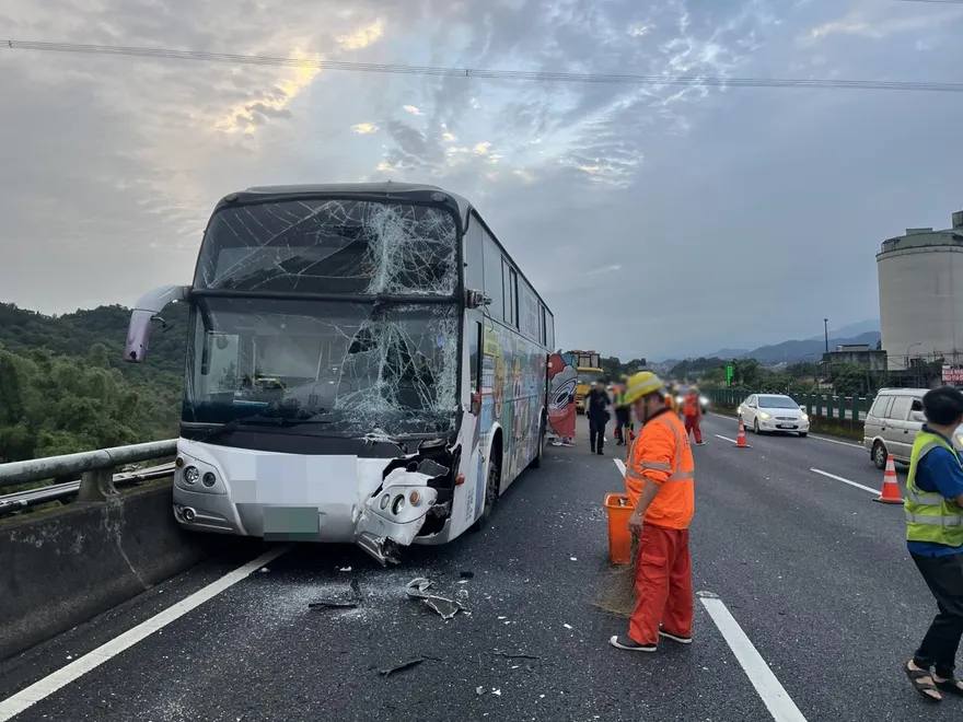 影/國1七堵段4車追撞　國光客運探望6受傷乘客