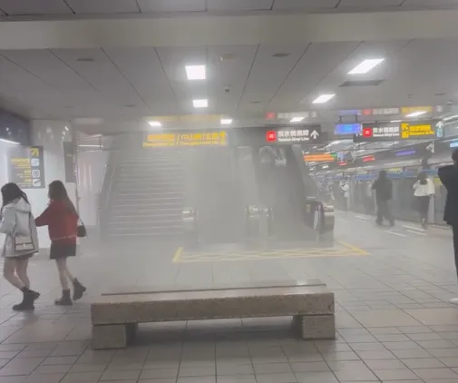 台北車站M7出口疑遭丟煙霧彈　北捷證實：1名傷者OHCA送醫