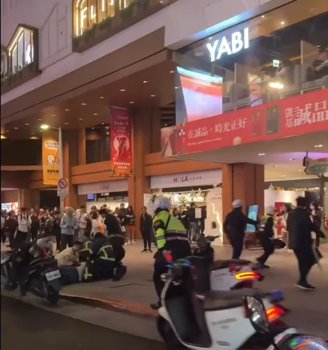 張文衝進百貨砍人　路人直擊傷者悲喊：請轉告我父母「我愛他們」